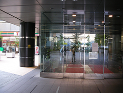 横浜STビルの入り口
